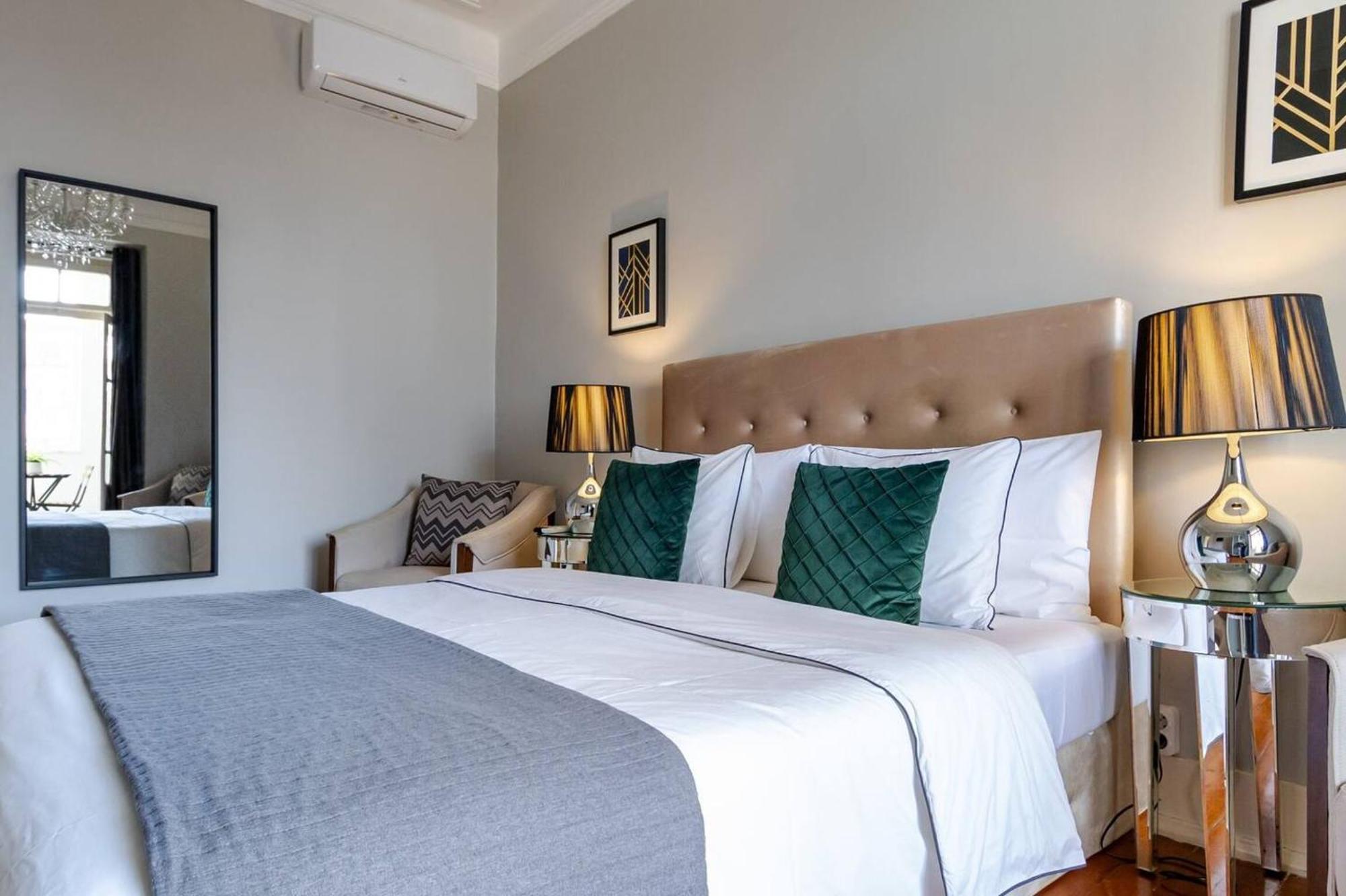 Spacious In 120 M² Fireplace